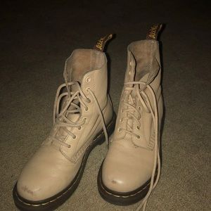 1460 Pascal Tan/Beige Doc Martens
